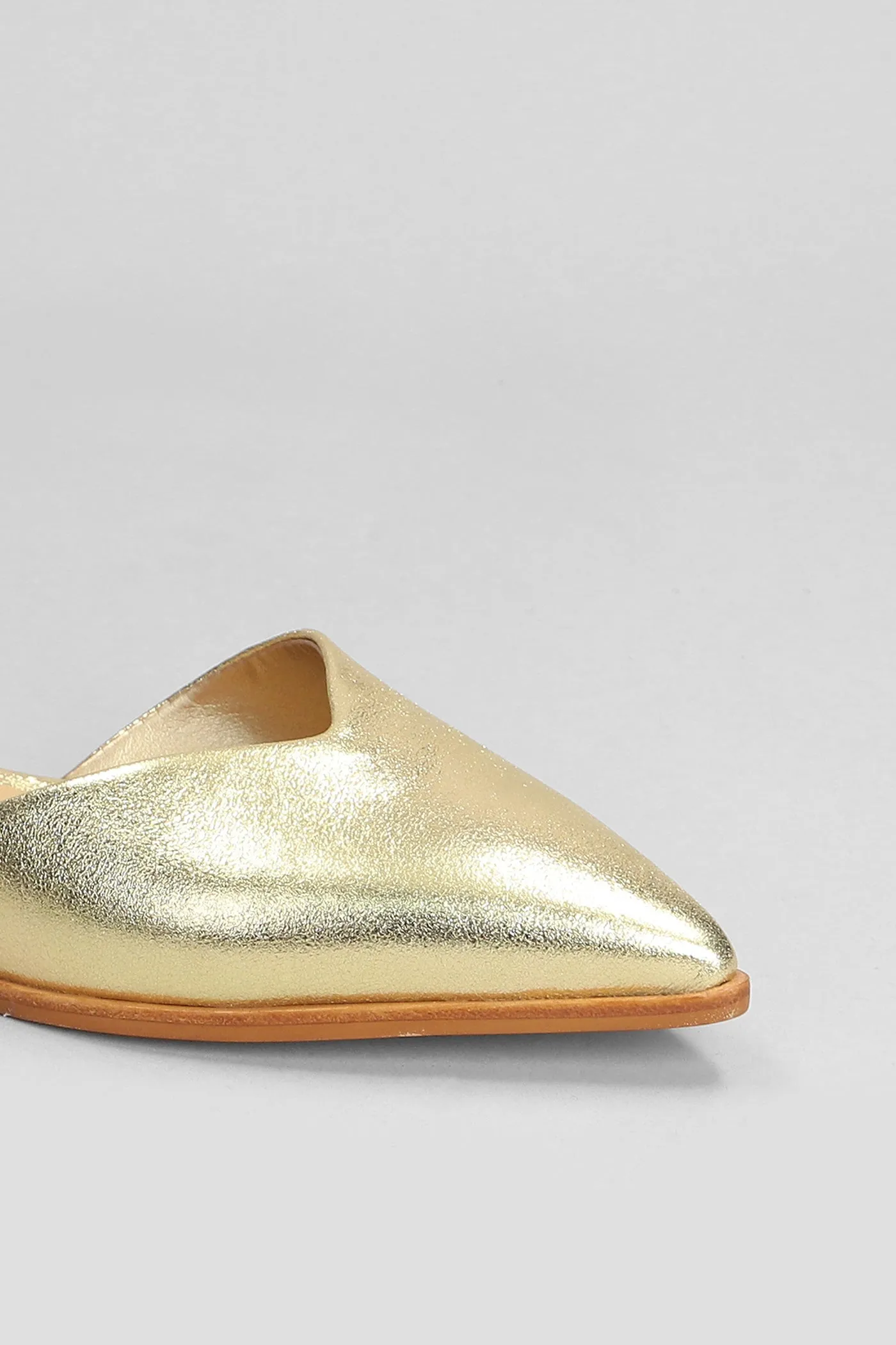 Ballet flats in gold leather