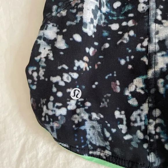 LULULEMON Choose A Side Short *3&quot; in Pixel Haze Multi Black / Dragonfly Size 8