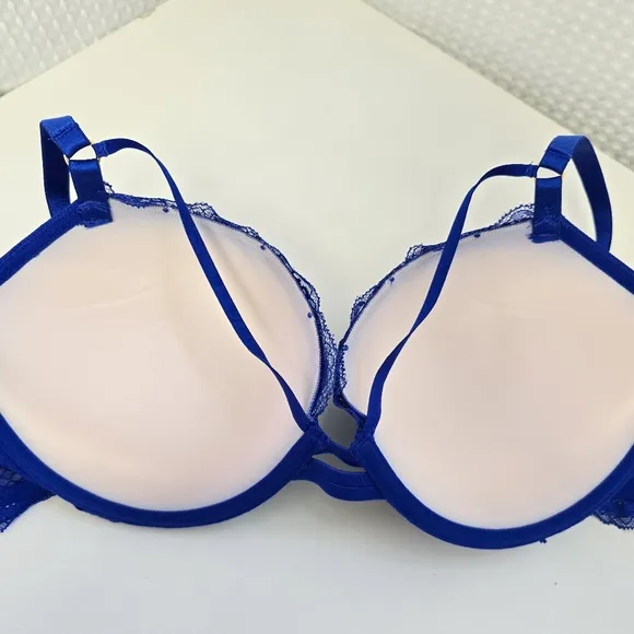 NWOT- Victoria's Secret Very Sexy Strappy Fishnet Lace Push-Up Bra 34DD