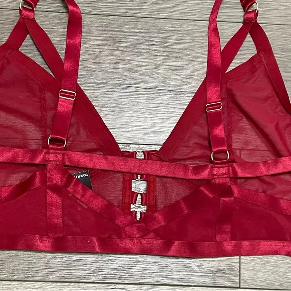 Womens Torrid Overt Strappy Mesh Wireless Bralette Red size 4 NWT